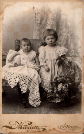 Татьяна Антоновна и Ольга Антоновна Гуриновы, 1906 год